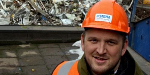 Samferdselsminister Jon Georg Dale fikk oppleve gjenvinning på sitt mest håndfaste da han besøkte Stena Recyclings anlegg i Skien 26. februar.