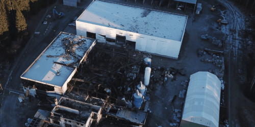 Slik så Metallco ut fra lufta etter eksplosjonen 17. november. Produksjonshallen er bokstavelig talt blåst bort. Foto: Alexander Ranum Nilsen.