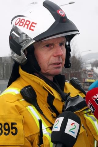Operasjonsleder Trond Hansen i Oslo Brann- og redningsetat sier at all brannrøyk er giftig og ber folk holde seg inne i områder der røyken slår ned.