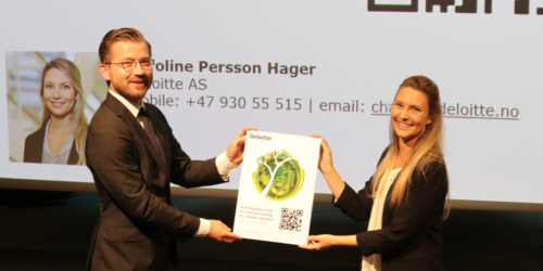 Klima- og miljøminister Sveinung Rotevatn får overrakt rapporten fra Caroline Hager Persson i Deloitte.
