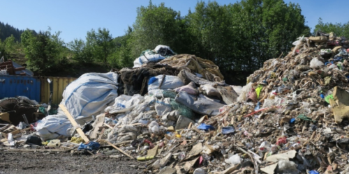 Statsforvalteren i Møre og Romsdal har ikke vært imponert over avfallslagringen ved Miljøservice Averøy. Dette bildet er fra rapporten etter en inspeksjon foretatt i juni 2019. Men nå har altså ReMidt IKS overtatt anlegget og dette avfallet er fjernet.