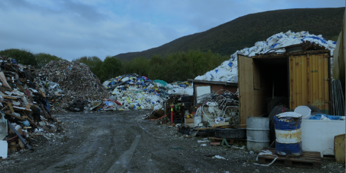 Avfallet som samlet seg opp før Eide Miljøservice måtte stenge ned sommeren 2020 ligger der fortsatt. Foto: Statsforvalteren i Møre og Romsdal.