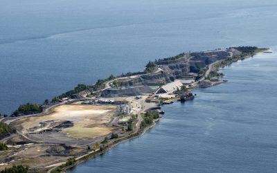 Denne øya vil ta imot en million tonn avfall årlig fram til 2030. Det vil bli lagt i og oppå sydbruddet, lengst unna på bildet. Foto: Espen Braata.