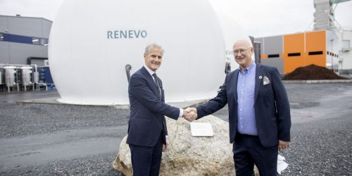 Statsminister Jonas Gahr Støre var full av lovord da han åpnet Renevos biogassanlegg på Stord. Her sammen med Renevos daglige leder Jan Kåre Pedersen. Foto: Renevo.