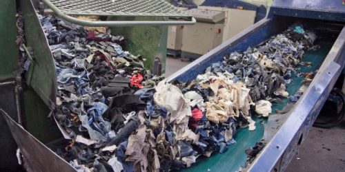Miljødirektoratet foreslår at kommunene skal ha plikt til å sørge for separat innsamling av tekstilavfall fra 2025, til tross for at det i dag er liten kapasitet til å materialgjenvinne denne fraksjonen. Tekstilavfallet på bildet er det Hennes & Mauritz som har samlet inn.