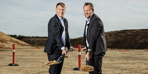 Byggestarten 20. september ble markert med at Esbjergs ordfører Jesper Frost (t.h.) og Quantafuels prosjektdirektør Erik Rynning tok de første spadestikkene.