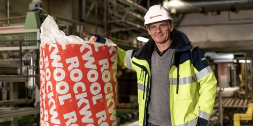 Markedsføringssjef Torkel Wæringsaasen i Rockwool Norge er stolt over å kunne lansere en returordning for et produkt som hittil stort sett har hatt deponiet som endestasjon. 
Foto: Fredrik Warbo/Rockwool.