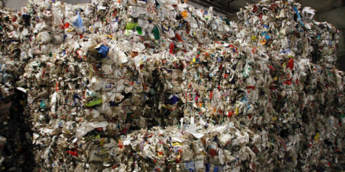 I motsetning til plast som går gjennom mekanisk gjenvinning, der den blir smeltet om til nye produkter, kan plasten som gjenvinnes kjemisk brukes til både matvareemballasje og medisinsk utstyr.