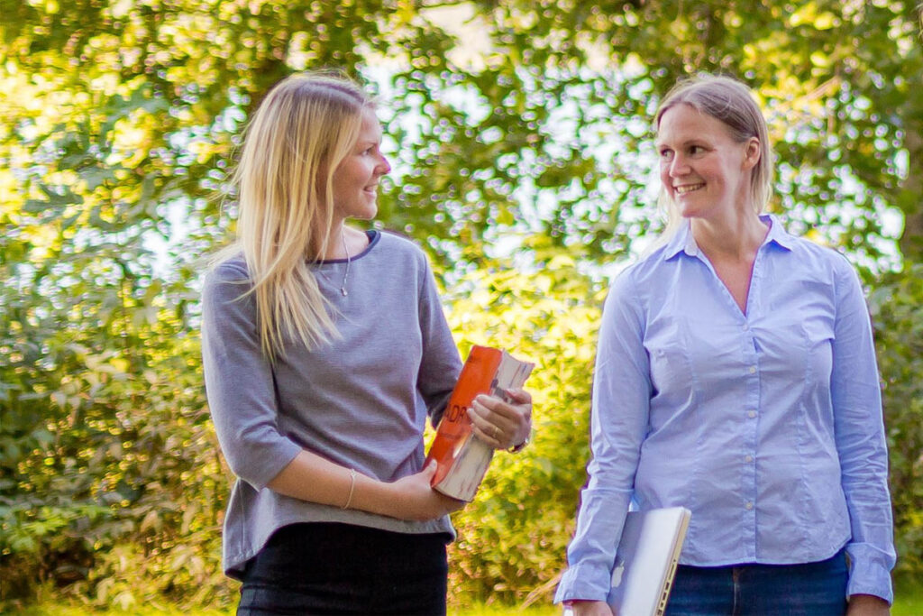 Nomiko, nomiko.no: Guro K. Milli-Solheim og Mirja E. Ottesen med ADR-boken.