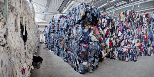 Store mengder brukte klær leveres inn til H&M med gjenbruk eller resirkulering som formål. Nå viser undersøkelser gjort av svenske Aftonbladet en annen virkelighet. Foto: H&M