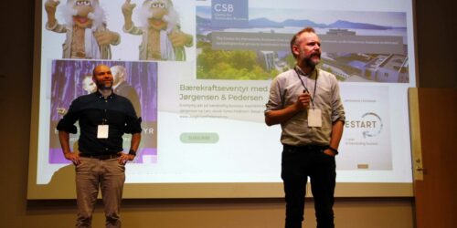 Jørgensen og Pedersen sammenlignet seg med barne-TVs Onkel reisende Mac, og fortalte om sine opplevelser på jakt etter bærekraftig business.