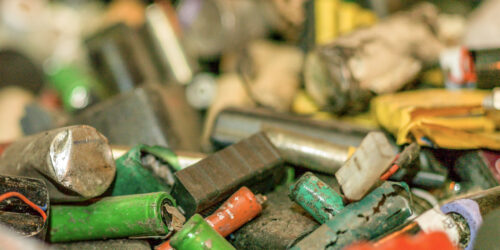 Batterier skal sorteres ut og innleveres som farlig avfall. Ellers kan de forårsake brann – eller et saftig avviksgebyr. Foto: HRS.