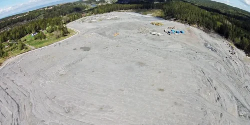 Slik så det ut i 2021 på Åsland, etter at steinmasser fra bygging av Blixtunnelen på Follobanen var lagt ut i området. Foto Bane NOR