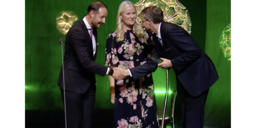 Kronprinsparet overrekker Nordisk Råds miljøpris til Renewcell sin bærekraftsjef Martin Stenmark. Foto: Skjermdump fra NRK