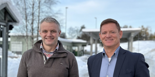 Styreleder Grim Erik Gillestad i SUM (t.v.) er svært fornøyd med å kunne presentere Tore Dvergsdal som selskapets nye leder. Foto: SUM