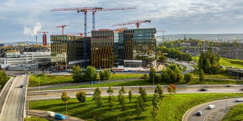 Construction City blir et av Norges største kontorbygg på over 100.000 kvadratmeter, og samler bygg-, anlegg og eiendomsbransjen. Kontorbygget rommer plass til over 4.000 arbeidsplasser, og over 76 prosent av arealene er allerede utleid. Illustrasjon: Construction City