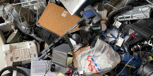 Det oppsto rekordmye elektronisk avfall i 2022. Og trenden antas å fortsette. Foto John Cameron / Unsplash