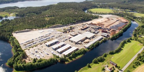 Det er på nabotomta til Bergene Holms sagbruk Nidarå i Åmli at det planlagte biodrivstoffanlegget skal ligge. Foto: Bergene Holm