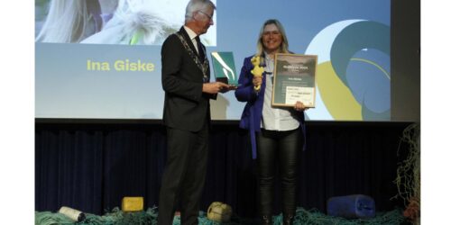 Fylkesordfører i Vestland, Jon Askeland, delte ut prisen til Ina Giske.