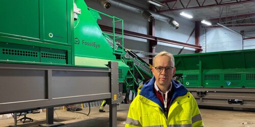 Henrik Lindståhl foran anlegget som skal redusere andelen plast i næringsavfallet. Foto: Tekniska Verken