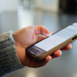 Person som bruker en mobiltelefon.