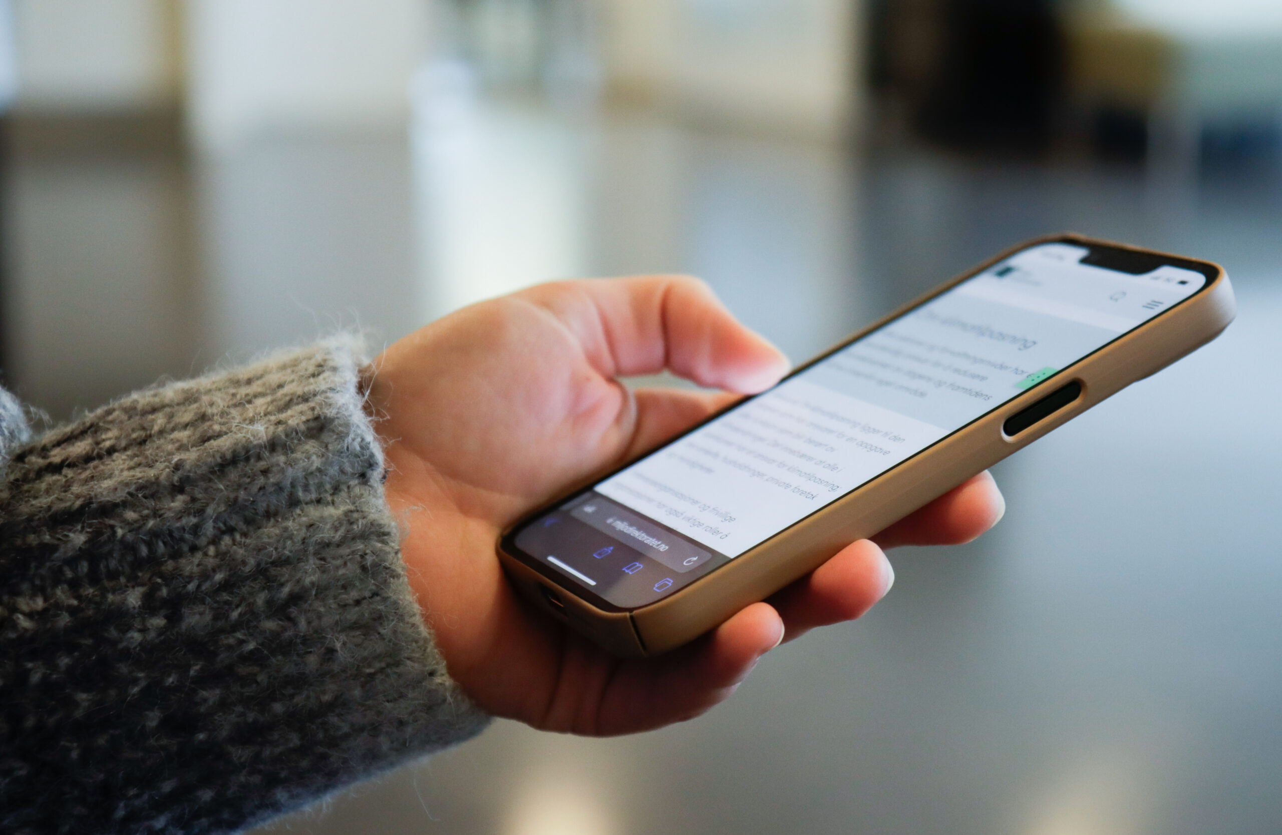 Person som bruker en mobiltelefon.